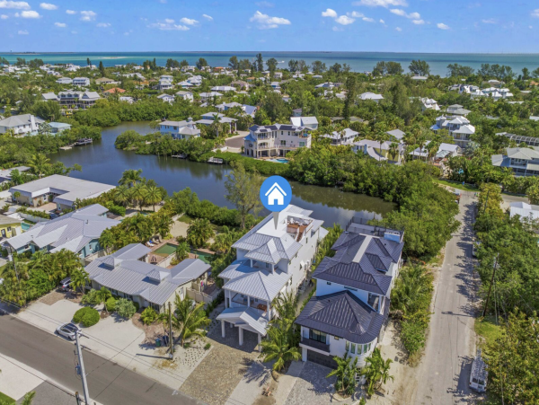Luxury Waterfront Vacation Home with Pool in Anna Maria Sleeps 8